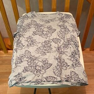 Banana Republic short sleeve t-shirt. Size: M. Color: Gray/Black graphics